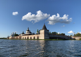 Монастырь был обнесен каменной стеной с башнями и укреплениями. Благодаря им монастырь выстоял в Смутное время во время польско-литовского нашествия. На переднем плане - Свиточная башня (16-й век).
