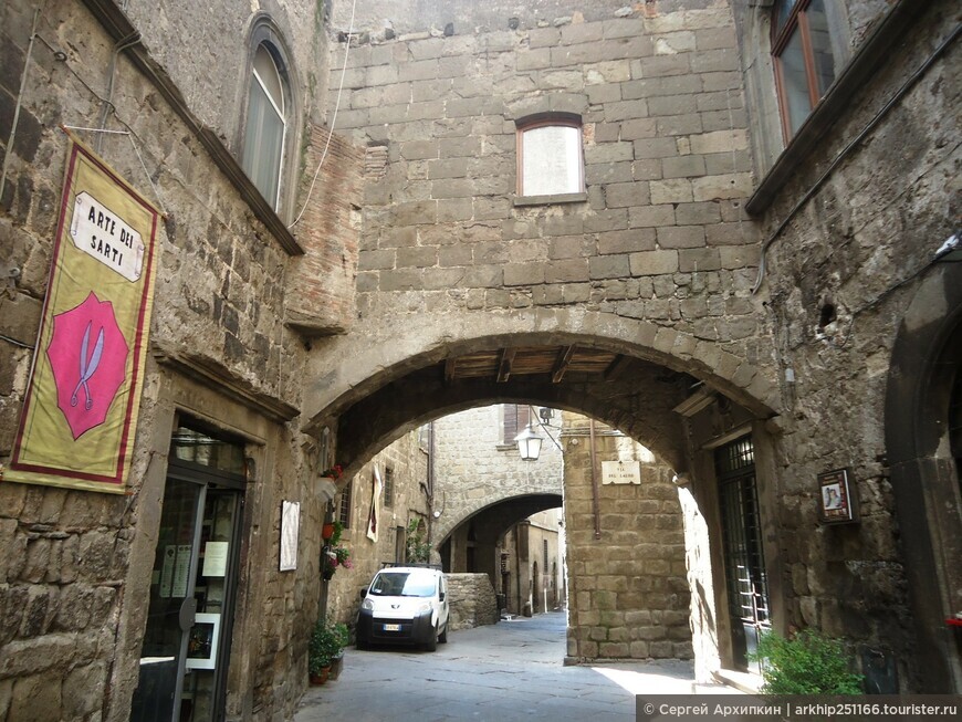 Средневековый квартал Пилигримов (12 век) в Витербо (Италия)