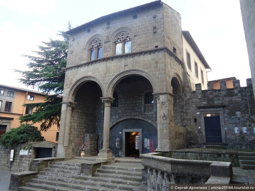 Средневековый Папский дворец (13 века) в Витербо (Италия)
