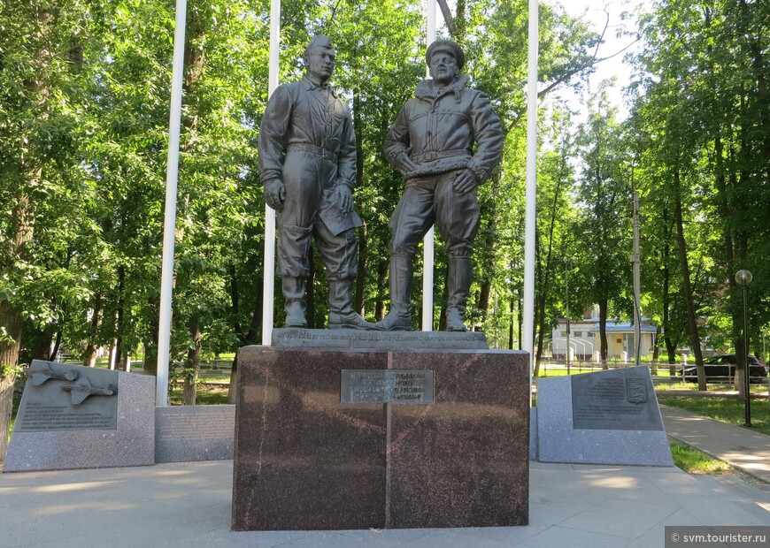  Памятник открыт в 2015 году возле школы №56 где и поселили французских летчиков в 1942 году.На плитах позади памятника высечены имена французских летчиков и советских авиамехаников,навсегда вошедших в историю.