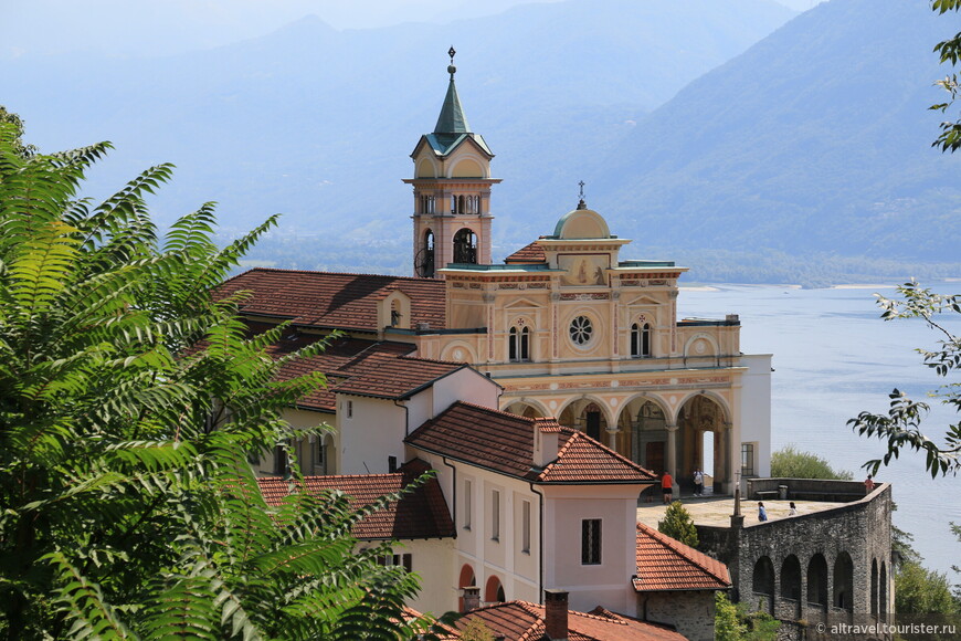 Локарно: церковь Мадонна-дель-Сассо на высоком берегу озера Маджоре
