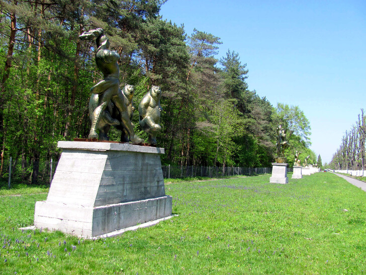 Скульптуры в парке Нартон