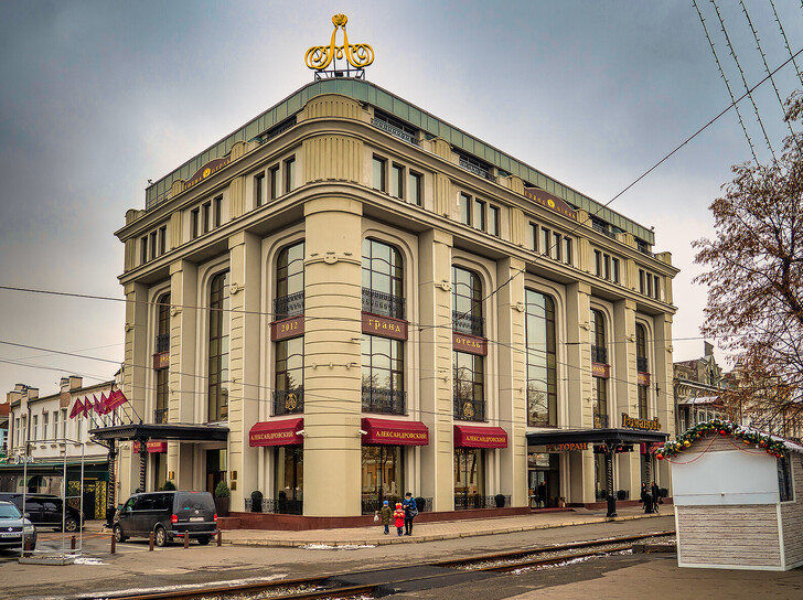 Отель «Александровский» - бывший детский универмаг