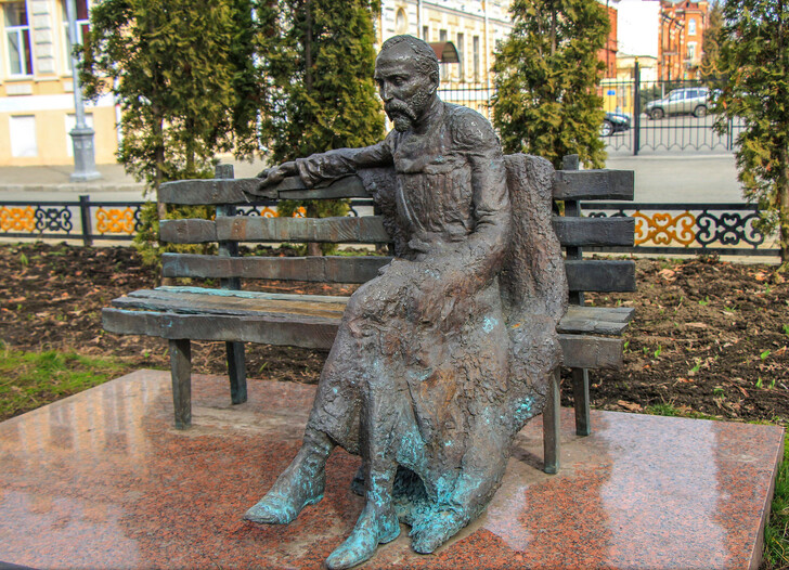 Памятник Коста Хетагурову на пр. Мира