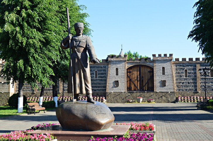 Памятник Д. Бугулову на площади Штыба