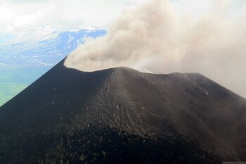 Вулкан Карымский на Камчатке выбросил столб пепла