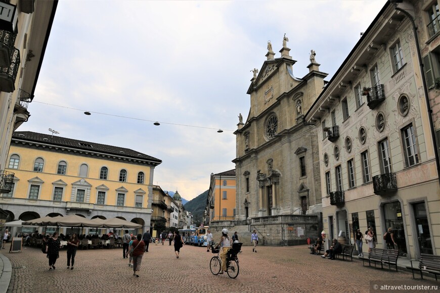 Беллинцона: центральная площадь Piazza della Collegiata
