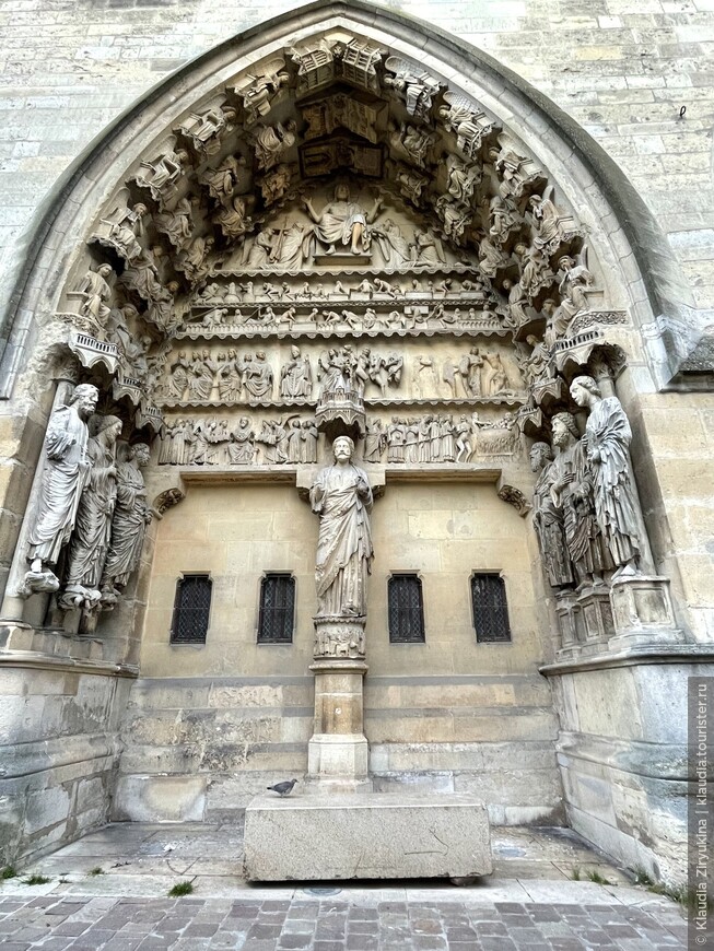 Место коронации 25 французских королей - Реймский собор.