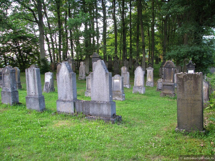 Старое еврейское кладбище недалеко от входа, посетили его в 2012 г.