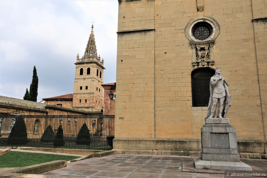 Памятник Альфонсо II на площади перед собором
