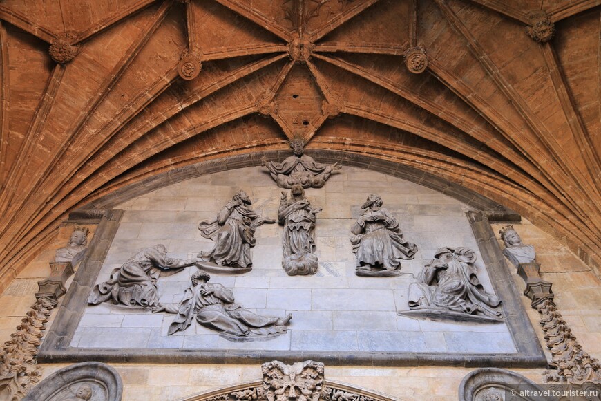 Над центральным входом - барельеф Преображение Господне с астурийскими королями в нижнем ряду