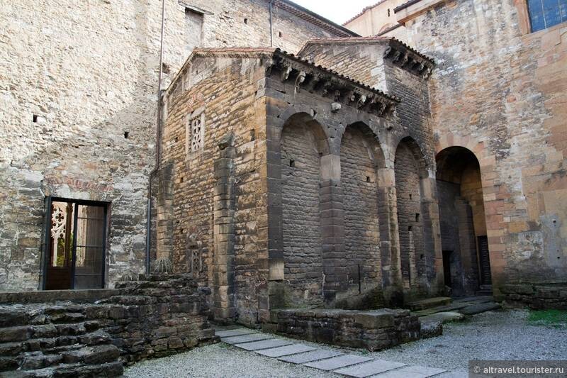 Святая палата, построенная в 9-м веке в дороманском стиле - вид снаружи. Источник: Интернет