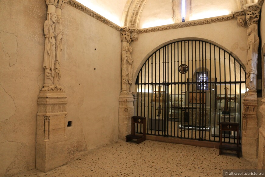Святая палата (Camara Santa) - первая комната со статуями апостолов