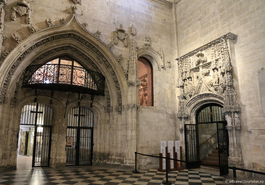 Один из интерьеров собора в готическом стиле