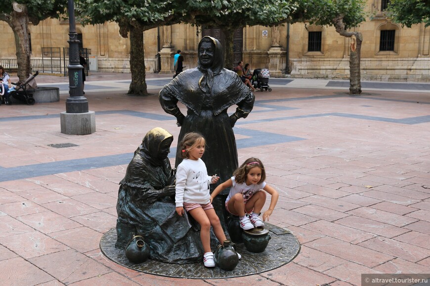 Скульптура Торговки Фонтана с испанскими девчонкам