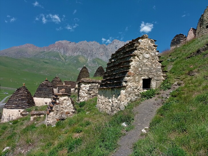 Даргавское ущелье северная осетия. Башня Аликовых Даргавс. Даргавс город мертвых. Орлиное гнездо, село Даргавс. Даргавс достопримечательности.