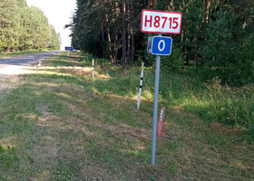 Дорожный знак «Номер дороги» (дорога Н8715) и километровый знак (0-й километр)