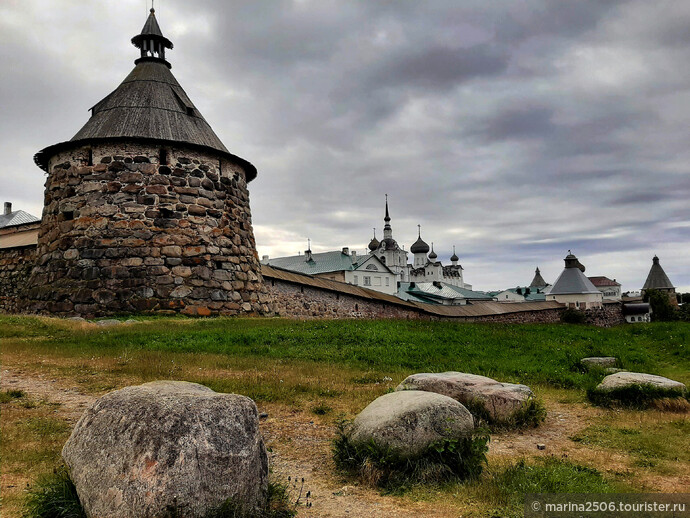 Мощные башни с крепким пряслом во все времена служили надежной защитой Соловецкого монастыря.