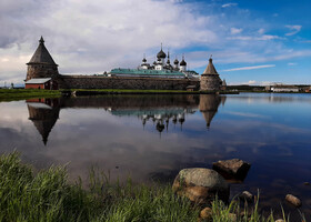 Вид на Соловецкий монастырь от Святого озера.
