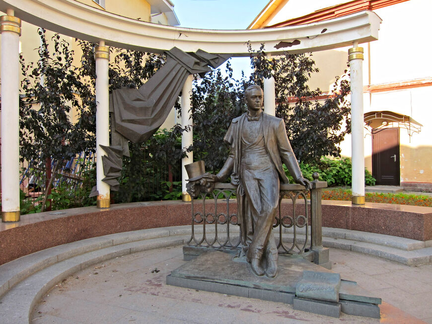 Памятник Л. В. Собинову — оперному солисту, уроженцу Ярославля