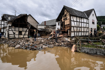 Запад Германии страдает от наводнения: погиб 141 человек, десятки пропали без вести (ВИДЕО)