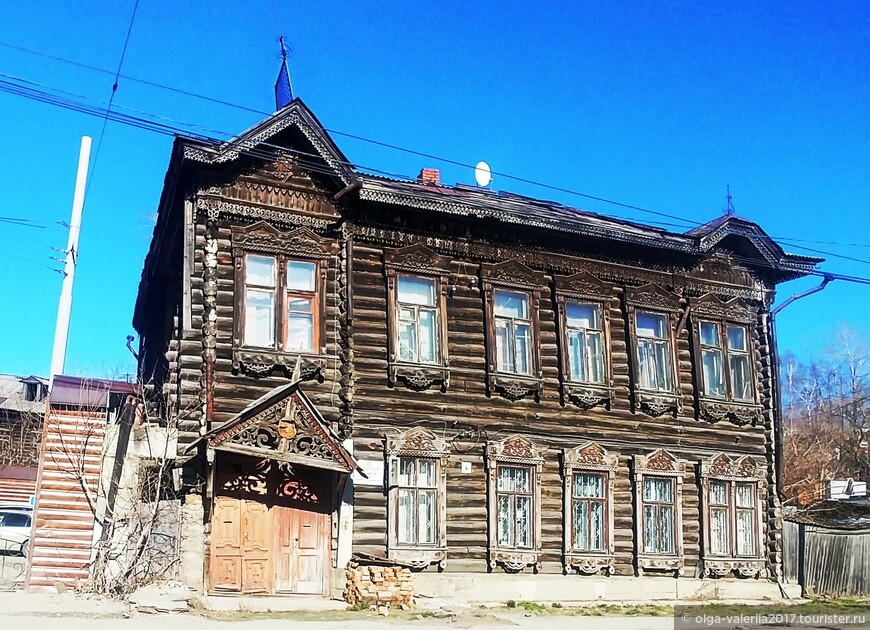 Дом на пересечении ул. Крылова и пл. Батенькова.