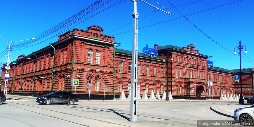 пр. Фрунзе . В прошлом здание мужской гимназии ,  в Советское время  принадлежало военному училищу , ныне один из офисов Газпрома.