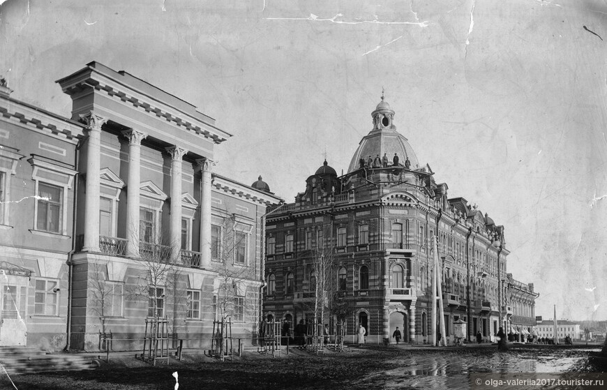 Дом Асташева и здание купцов Кухтериных ( фото из интернета). фото 1900 года ,  идут последние работы.