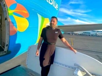 У авиакомпании JetBlue появились мужчины-бортпроводники в платьях