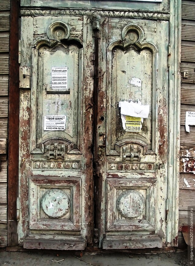 Входные двери солдатской синагоги.