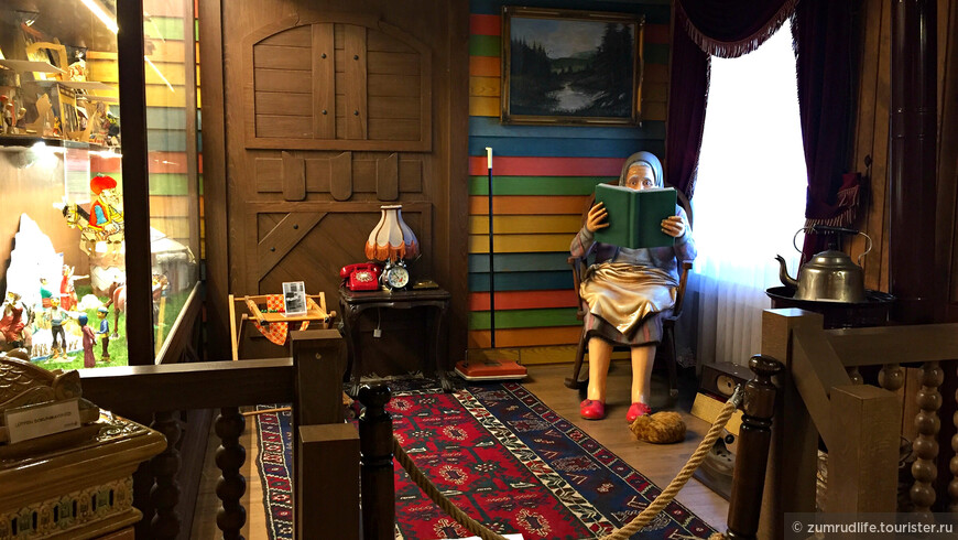 бабушка - сказочница в Музее Игрушек