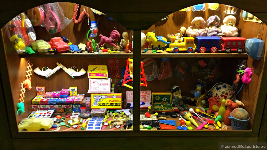 витрина магазина игрушек в Калеичи в музее
