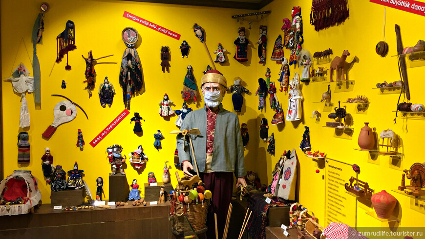 Анатолийские традиционные игрушки и продавец игрушек в музее