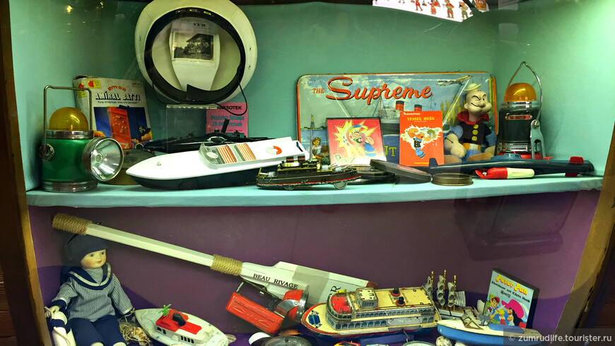 игрушки и предметы, связанные с морской тематикой, в музее