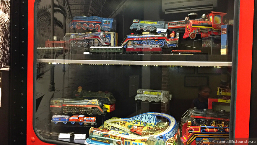 игрушечные паровозики и железная дорога в музее