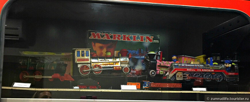 игрушечные паровозики и железная дорога в музее
