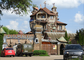 Это дом создателя парка, козельского бизнесмена Владимира Вихлянцева. Да-да, он живет здесь! 