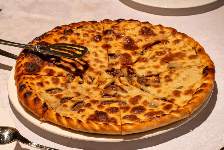 Румяный фыдджин — осетинский пирог с мясом