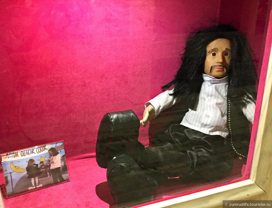 кукла Барыш Манчо (популярный турецкий исполнитель и певец) в музее