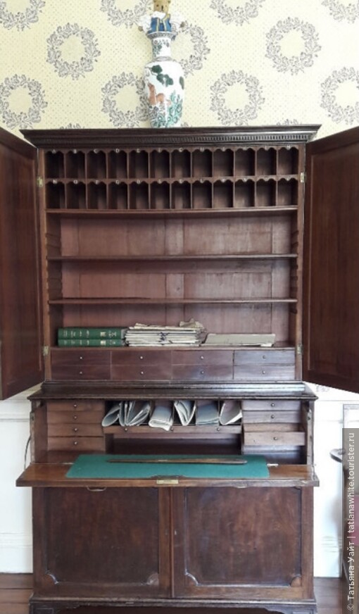 Много-функциональный шкаф. Дизайн - Т. Чипппендейл. 1776 г.
Снимок с сайта: https://ehive.com/collections/4646/paxton-house