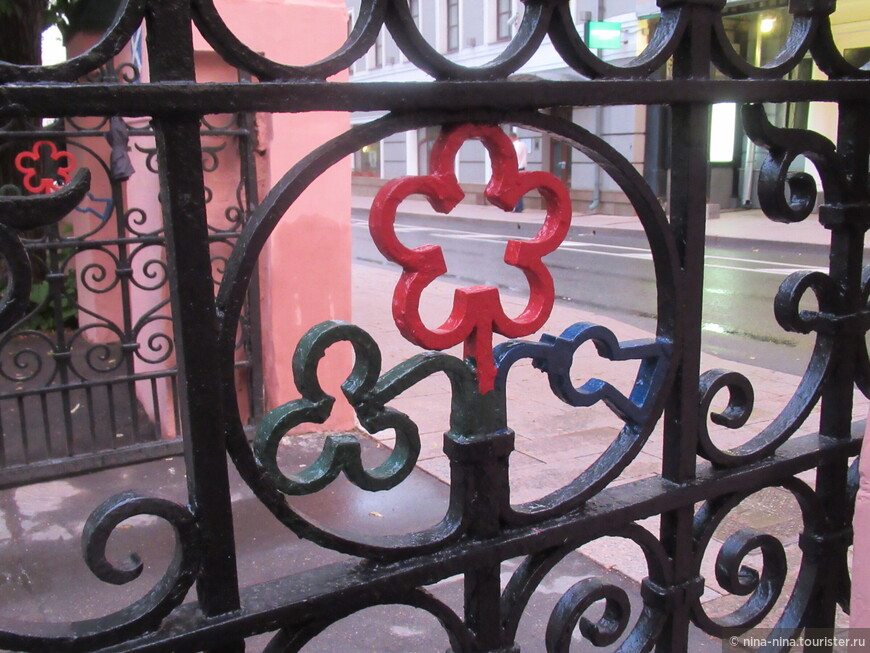 Фрагмент въездных ворот на территорию Англиканской церкви. Красная роза - символ  Англии, чертополох - Шотландии, клевер - Ирландии