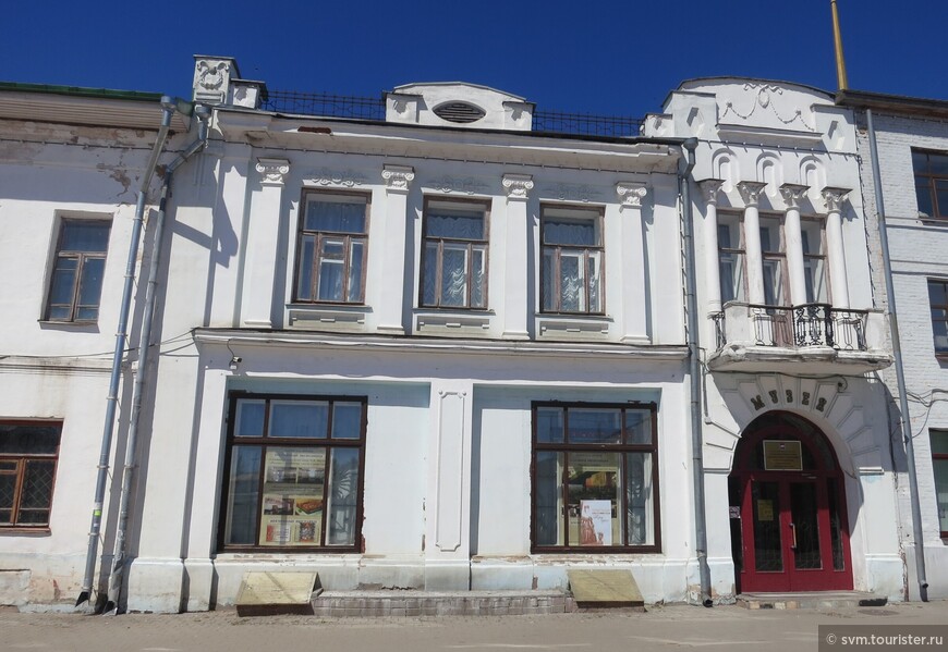  Одно из зданий музея,бывший дом М.Соколова-редкий для архитектуры провинции образец неоклассицизма.На первом этаже был известный гастрономический и бакалейный магазин.