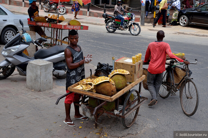 Продавец джекфрута в Танзании