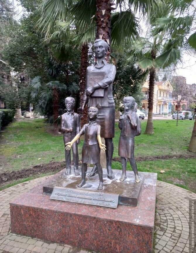 Памятник Сочинскому учителю на Навагинской