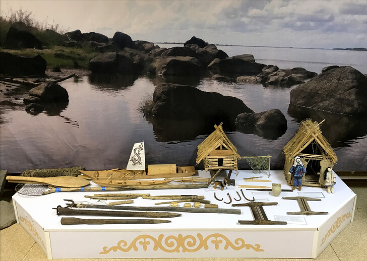 Панорама берега с петроглифами в музее Сикачи-Аляна