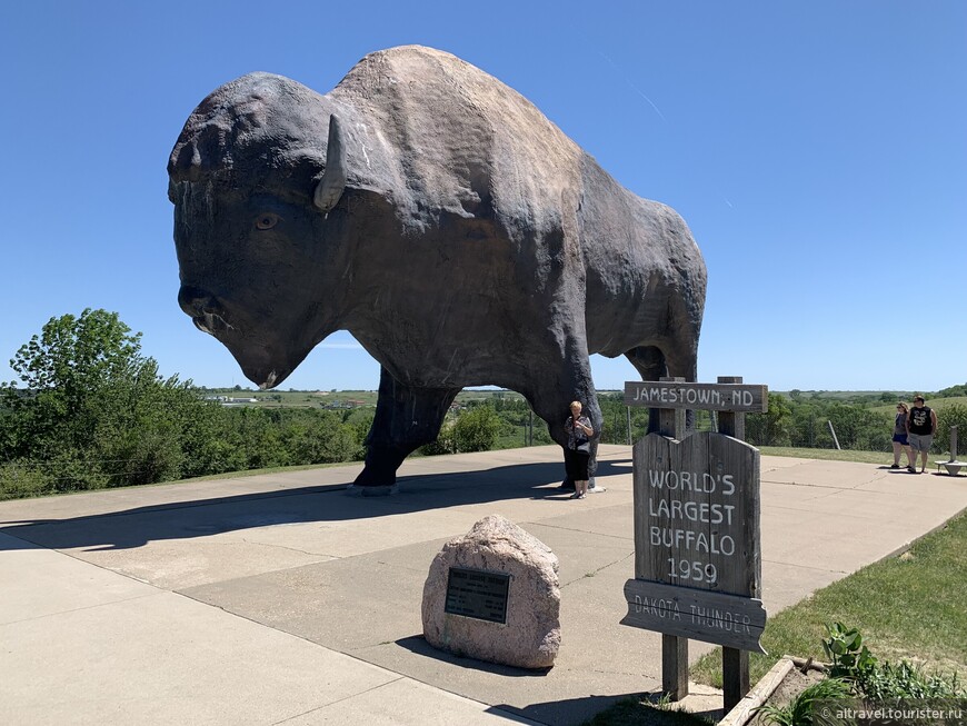 Скульптура бизона возле Национального музея бизонов