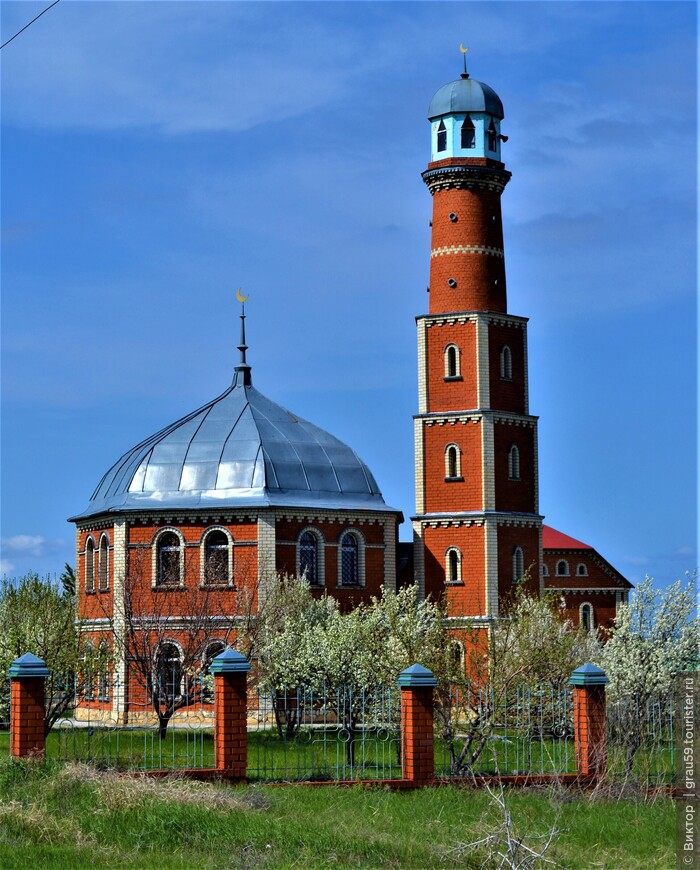 Красивая мечеть над Волгой — центр празднования Сабантуя