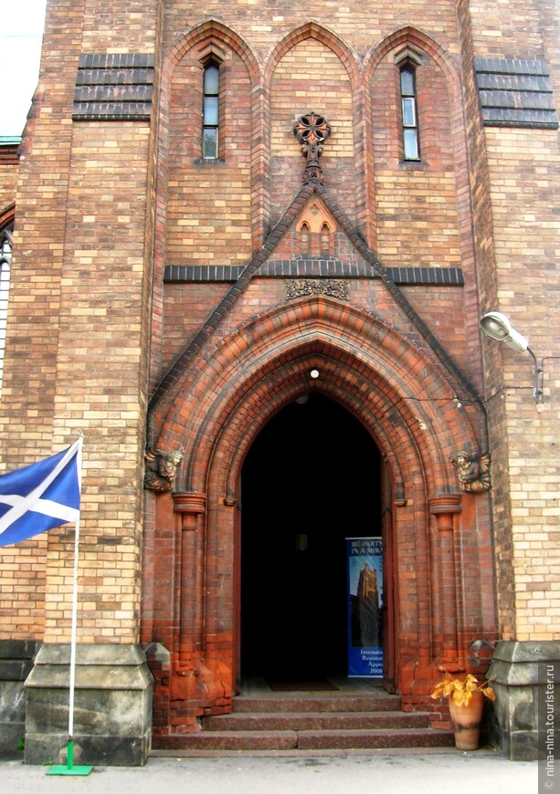 Англиканская церковь. Главный вход. Фото 2009 года