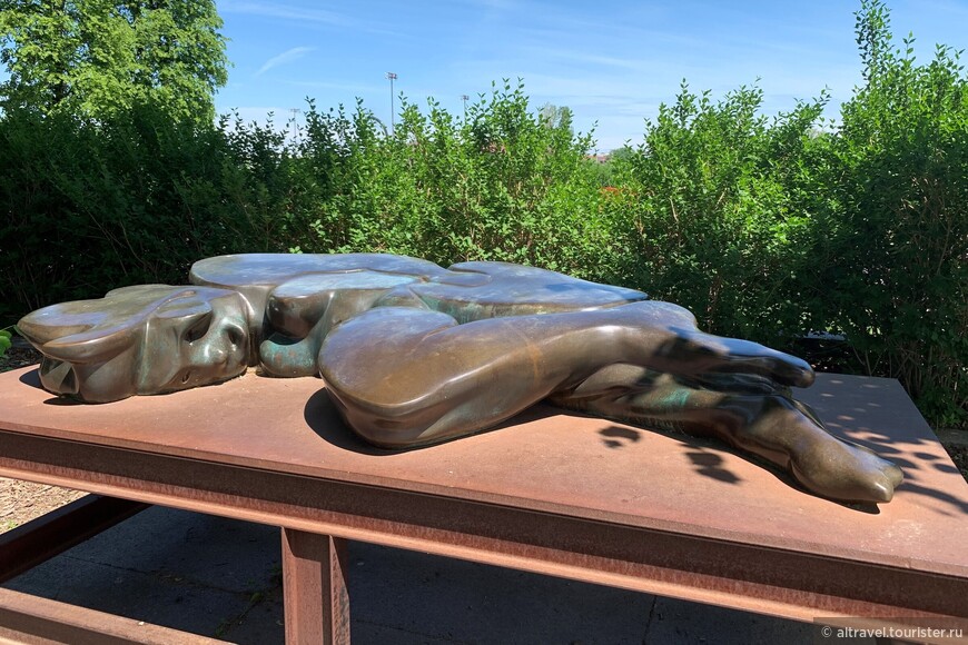 В Парке скульптур  Миннеаполиса есть постоянная возможность задуматься о том, что имел в виду автор.