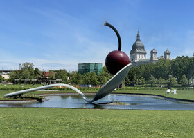 Скульптура-фонтан «Мост-ложка и вишня» (Spoonbridge and Cherry) с самого начала была хорошо встречена публикой и со временем стала узнаваемым символом города.